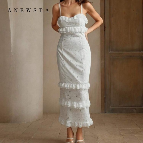 Elegant White Eyelet Dress - Picture 7 of 7